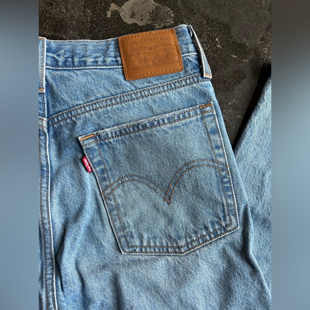 Levi’s | Premium Wedgie Ankle Jean - Picture 10 of 12